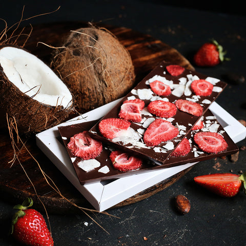 Dark chocolate bar with strawberry and coconut chips - 70g